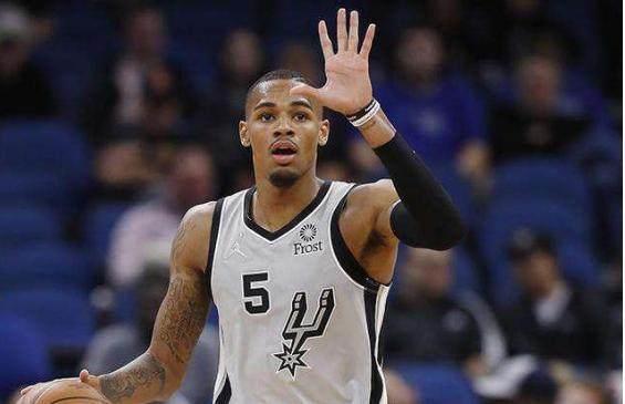 牌动作在英 牌动作在英