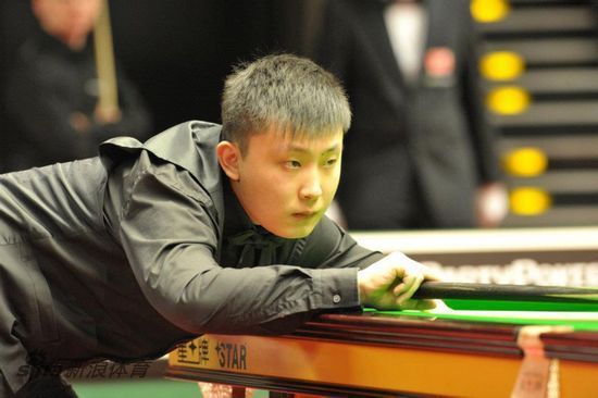 中超战报：申花暂0-1河南！申花任意球中柱！河南队乱战破门！.