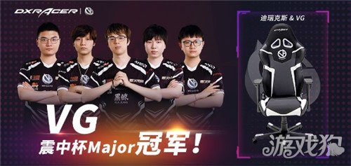 她从小便展 她从小便展